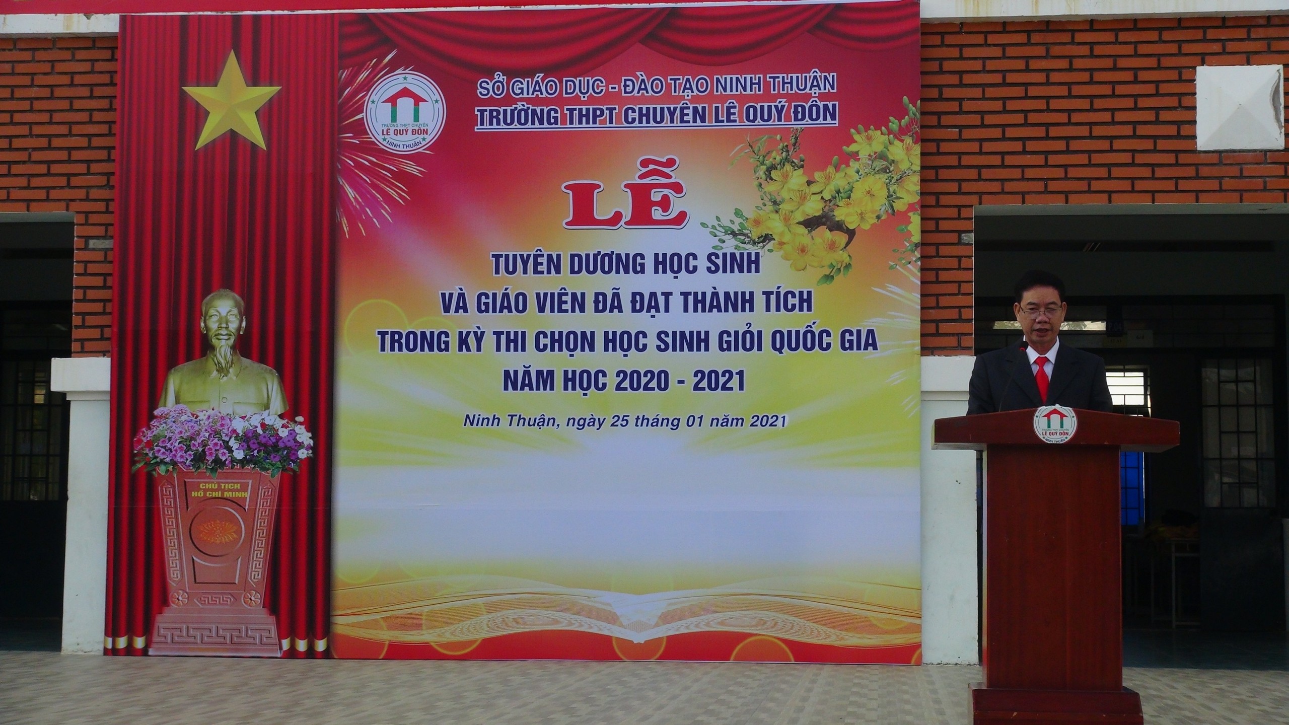 TUYÊN DƯƠNG HỌC SINH VÀ GIÁO VIÊN ĐẠT THÀNH TÍCH TRONG KÌ THI CHỌN HỌC SINH GIỎI QUỐC GIA NĂM HỌC 2020 – 2021